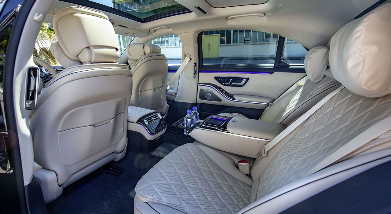 Intérieur luxueux de berline premium avec sièges en cuir